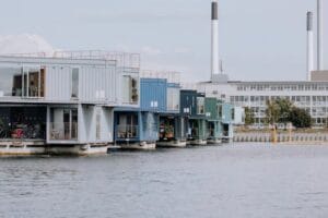 Innovative container homes on water, showcasing modern urban living in Copenhagen's harbor. Casas Modulares.