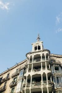 Low angle view of a historical building in Barcelona with elaborate balconies and clear sky. Casa Própria.