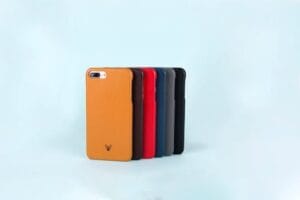 Collection of stylish smartphone cases in various colors arranged neatly, perfect for tech enthusiasts. Capas para Celular.