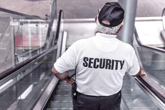 security, man, escalator, police, guard, officer, surveillance, control, monitoring, safety, uniform, back view, security, security, security, security, security, police, safety, Cibersegurança.