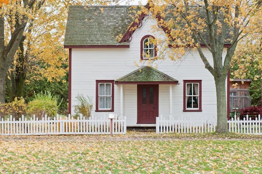 Picturesque traditional house with autumn foliage and a white picket fence in London, Ontario. Casa dos Sonhos.