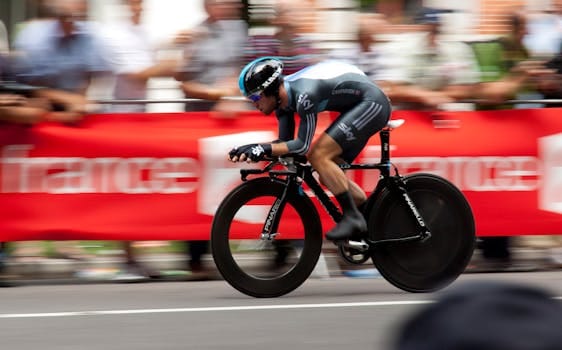 Dynamic shot of a cyclist competing in a fast-paced cycling event, showcasing speed and athleticism. Cycling, Ciclismo.