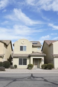 A beautiful residential house in a sunny Tucson suburb, highlighting southwestern architecture. Casas para Alugar.