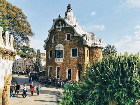 Explore the unique architecture of Gaudí at Casa del Guarda in Park Güell, Barcelona. Renove sua casa.