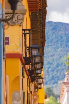 Iconic colonial architecture with vibrant colors in San Cristóbal de las Casas, Mexico. Sustentabilidade em Casa. 