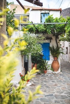 A picturesque Mediterranean alley with vibrant plants and traditional architecture. jardim vertical.