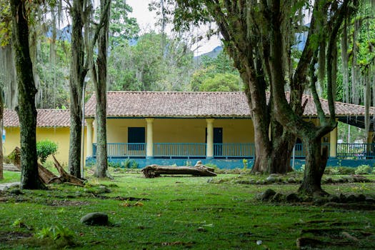 Charming colonial house amidst a verdant forest setting in Mérida, Venezuela. casa.