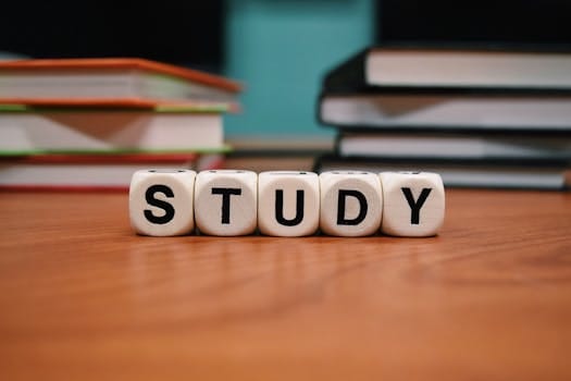 Close-up of study blocks and stacked books on a wooden desk, symbolizing education and learning. Education. Educação.
