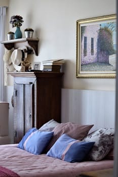 Inviting bedroom interior featuring pink bedspread and blue pillows. casa mais aconchegante.