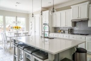 Spacious modern kitchen with white cabinets and island in natural light. Kitchen, Cozinha.