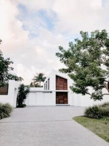 Contemporary minimalist home exterior with lush landscaping and open driveway. Home, casa.