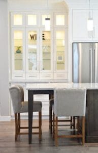 Clean and contemporary kitchen interior with white cabinets and minimalist decor. Kitchen, cozinha.