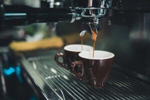 Close-up of a professional espresso machine brewing coffee into cups. Café, comida, food.