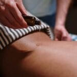 Experience tranquility with a soothing oil massage in a serene spa environment. Massage, Massagem, saúde, dicas.
