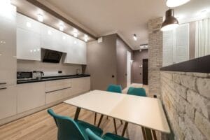 Chic and contemporary kitchen interior with modern fittings and teal accents. Modern Fitted Kitchens, cozinha, food.