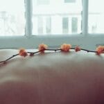 Soft bokeh effect on a relaxing spa scene with delicate flowers on skin. Massage, massagem. nuru.