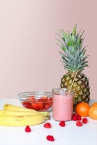 A vibrant smoothie with pineapple, banana, and berries, showcasing healthy freshness. Saúde, Health, comida, food.