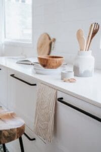 A beautifully minimalist Japandi style kitchen with wooden utensils, ceramics, and a bright, airy feel. Functional Kitchens, Cozinhas Funcionais.