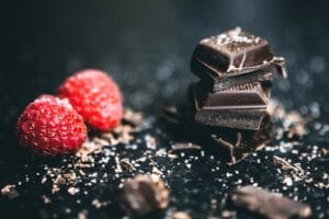 Close-up of dark chocolate pieces and raspberries, perfect for gourmet dessert ideas. chocolate food, comida.