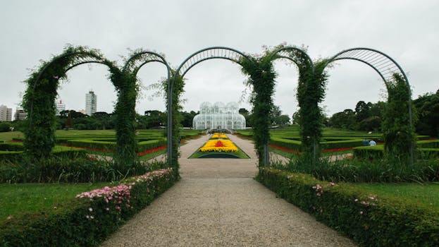 Beautiful garden with arches and vibrant flowers in a city park setting. jardim. casa