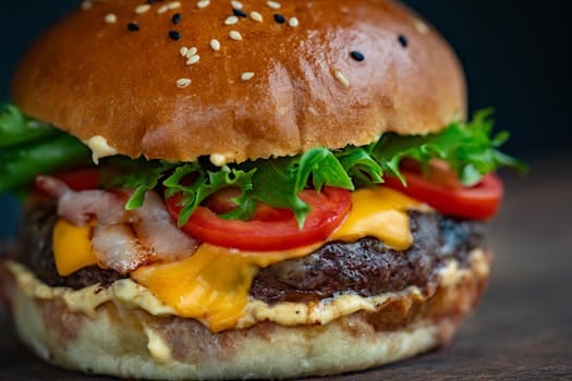 Juicy cheeseburger with bacon, lettuce, tomato, and sesame seed bun. Lanche, Receitas de bacon.  